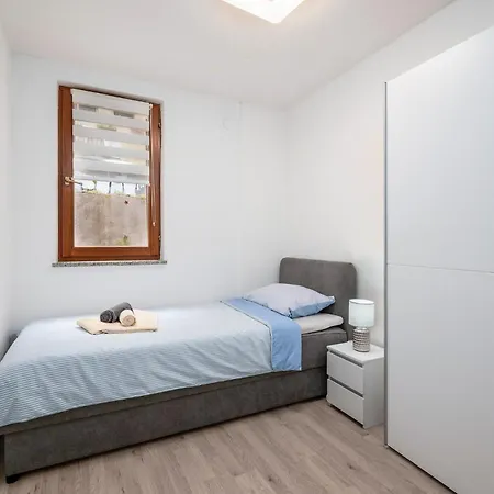 2 Bedroom Gorgeous In Pula