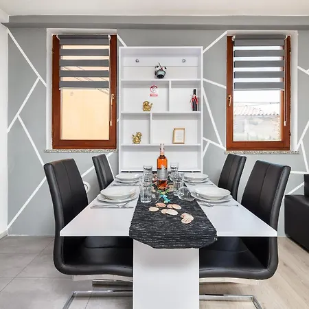 2 Bedroom Gorgeous In Διαμέρισμα *